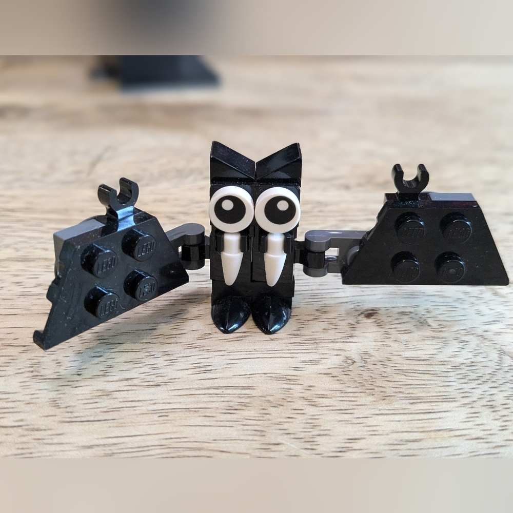 Lego 40203 - Vampire and Bat Complete - Black And Gray - Picture 5 of 6